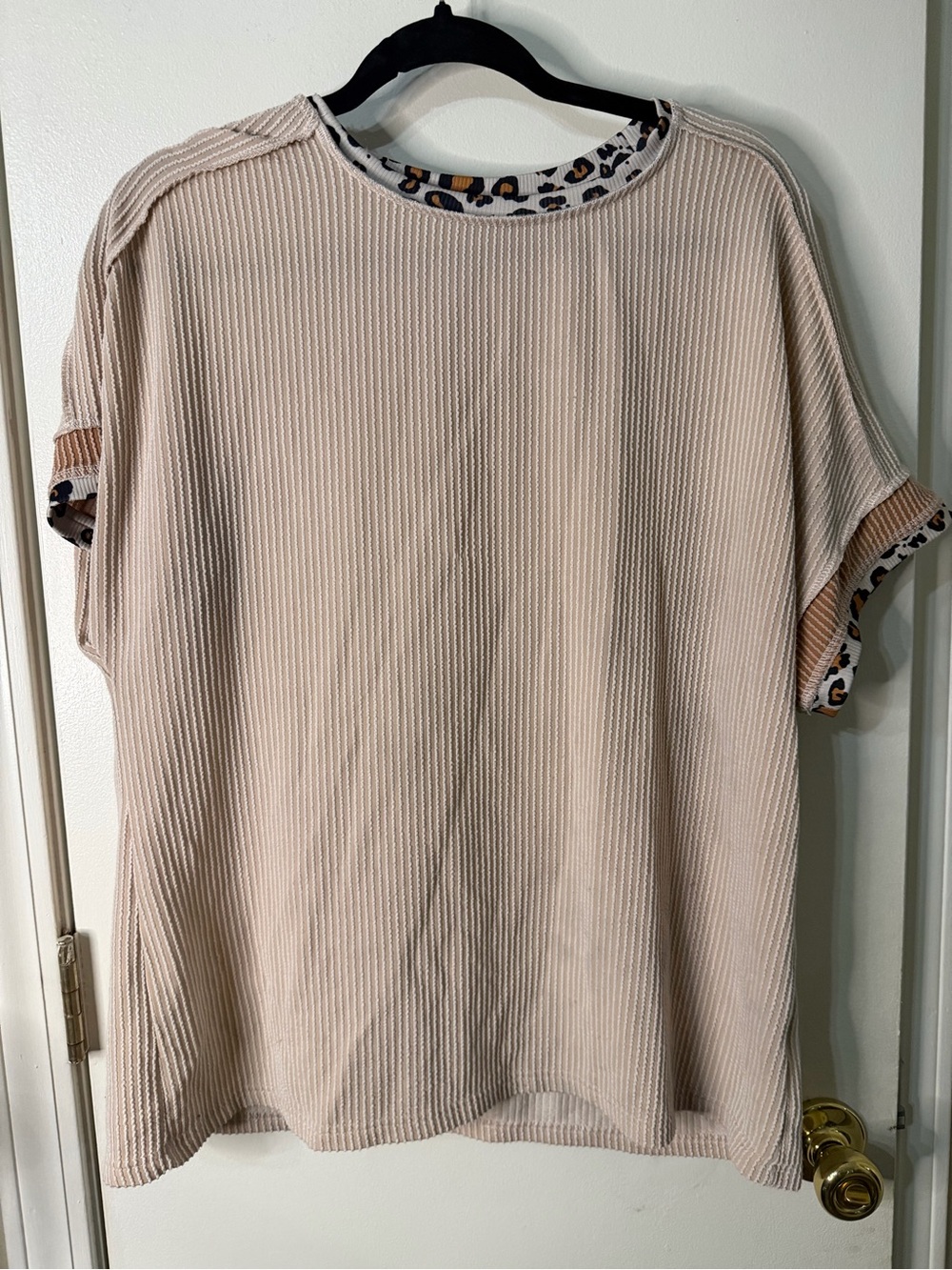 Short Sleeve Ribbed Top with Leopard-Trim in Beige